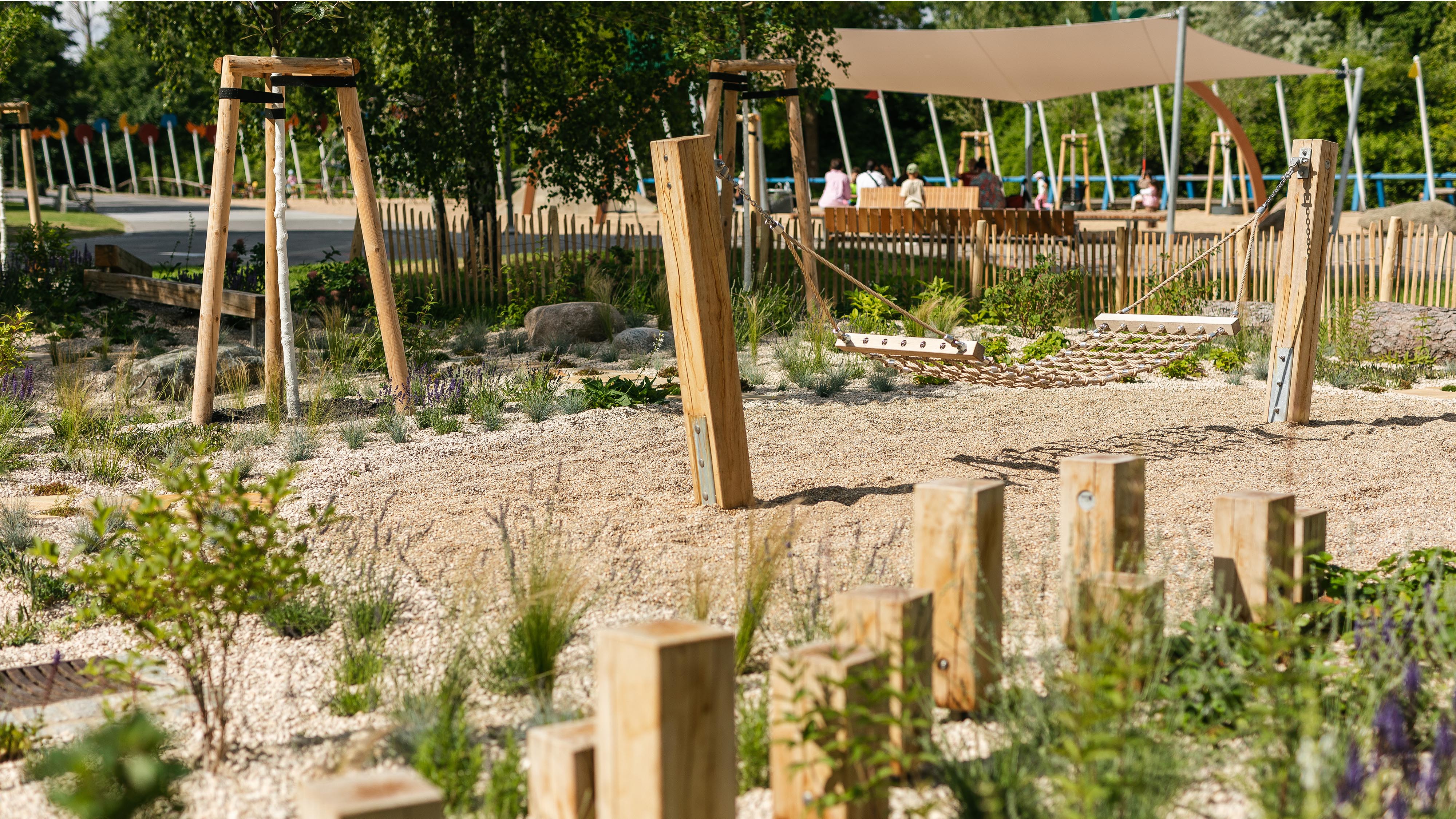 Die Hängematte ist inmitten von Balancierelementen im grünen Spielbereich